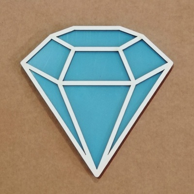 Figura de diamante branca e azul sobre fundo castanho