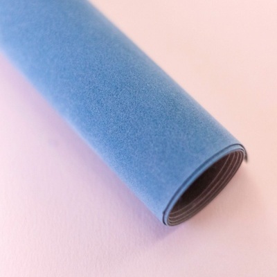 Rolo de papel azul texturado enrolado