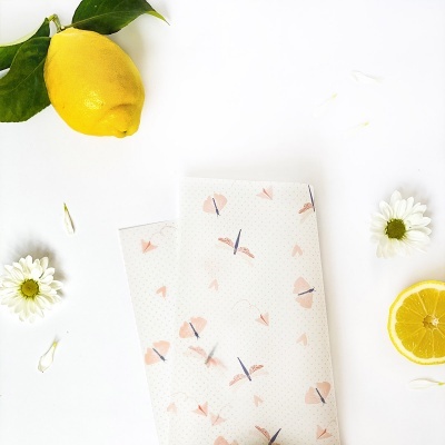 Guardanapos de papel com padrão floral, limões e flores brancas sobre fundo branco