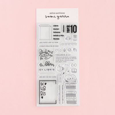 Conjunto de selos acrílicos com textos e ícones relacionados a livros e leitura, em embalagem plástica sobre fundo rosa.