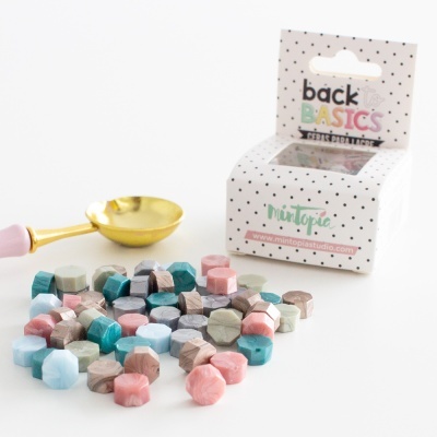 Pacote branco com pontos pretos e porta-bolinhas de madeira coloridas