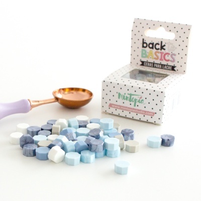 Pacote de cristais para lacre em vários tons de azul e branco com colher dourada.