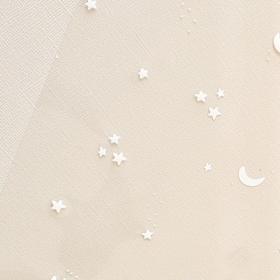 Tecido de tule creme com estrelas e luas brancas