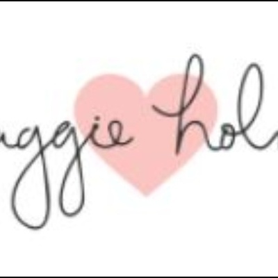 Logótipo manuscrito Maggie Holmes com coração rosa