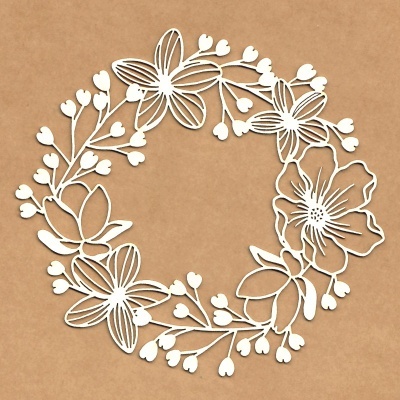 Coroa floral decorativa branca com flores e folhas delicadas sobre fundo castanho.