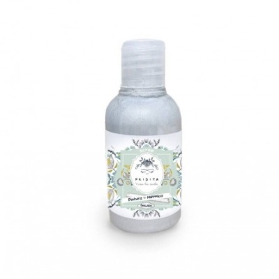 Frasco pequeno transparente com rótulo decorativo e tampa branca.