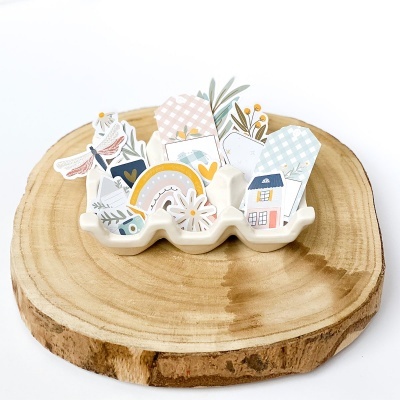 Separadores de papel coloridos com suporte branco sobre base de madeira redonda