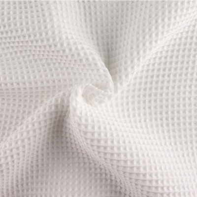 Tecido branco com padrão de relevo tipo waffle