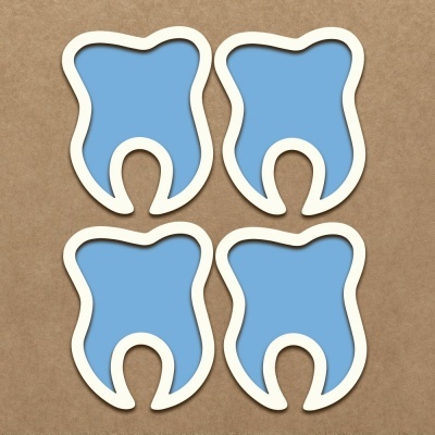Quatro ícones de dente azul com contorno branco sobre fundo castanho
