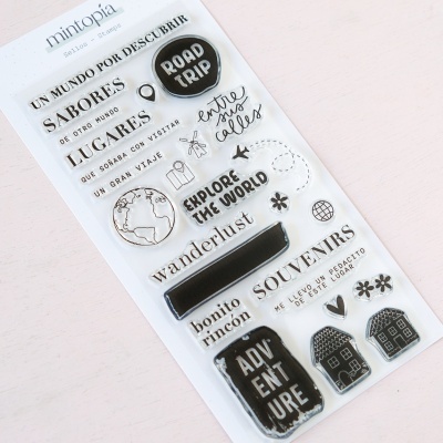 Autocolantes de viagem em preto e branco com frases e ícones sobre fundo branco