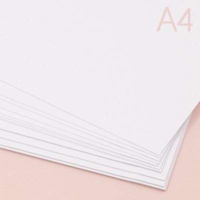 Folhas de papel branco A4 empilhadas sobre superfície clara com texto A4