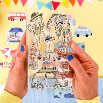 Conjunto de carimbos transparentes de meninas, avião e carrinha com palavras SUPER woman