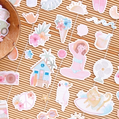 Autocolantes coloridos de verão sobre esteira de bambu clara