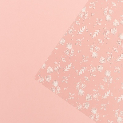 Papel rosa com padrão floral branco sobre fundo rosa