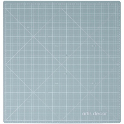 Tapete de corte azul claro com grelha branca e texto ARTIS DECOR