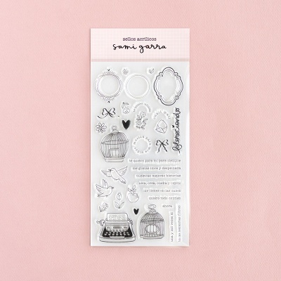 Conjunto de selos acrílicos decorativos em embalagem sobre fundo cor-de-rosa