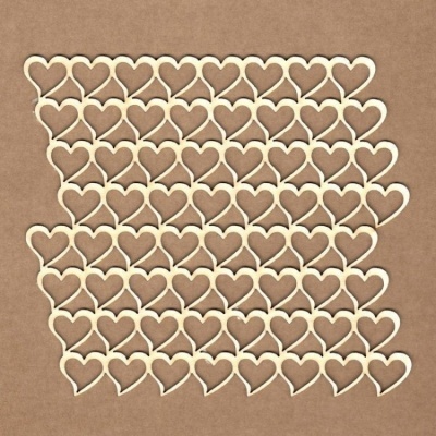 Figuras de corações em madeira clara organizadas em filas sobre fundo castanho