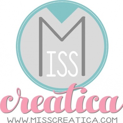 Logótipo com texto 'MISS creatica' e URL 'WWW.MISSCREATICA.COM' em círculo azul claro e cinza