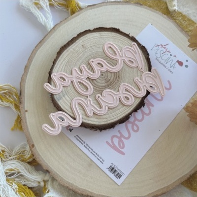 Carimbo de silicone rosa claro com a palavra 'lovely' sobre base de madeira redonda e cartão branco com texto