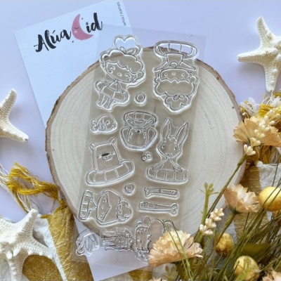 Conjunto de carimbos infantis transparentes sobre disco de madeira com decoração natural