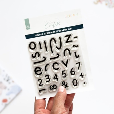 Selos acrílicos com letras, números e símbolos em embalagem de plástico