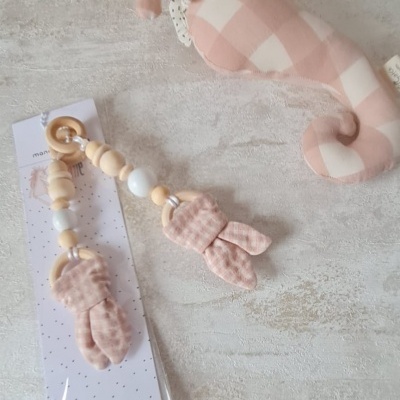 Brinquedo pelúcia cavalo-marinho cor-de-rosa e clip chupeta com contas de madeira