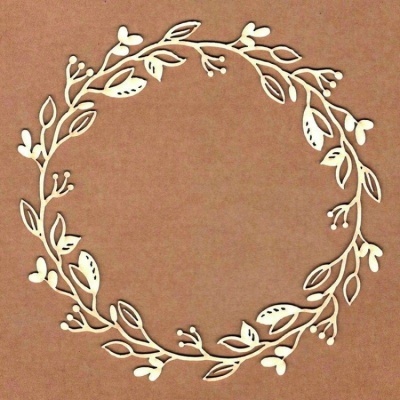 Coroa decorativa em folhas creme sobre fundo castanho