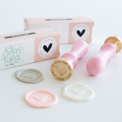 Carimbos de lacre rosa com selos de cera coloridos e caixas rosas