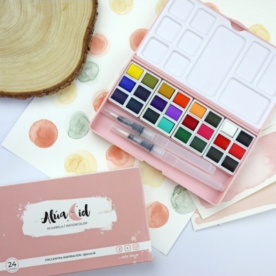 Estojo de aquarelas com 24 cores, canetas de água e folhas decoradas ao lado