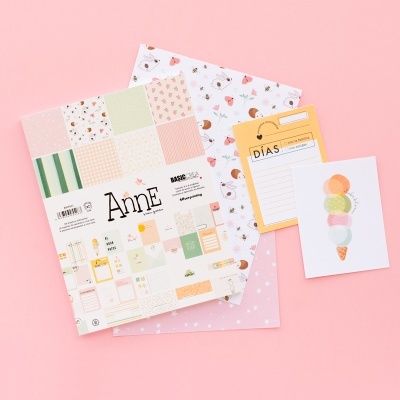 Conjunto de papelaria decorativa com padrões pastel, bloco amarelo 'DIAS' e cartão com gelados coloridos