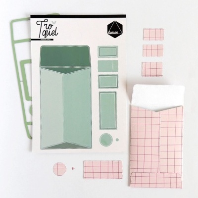 Conjunto de montagens de envelope em papel e molde em cartão com texto