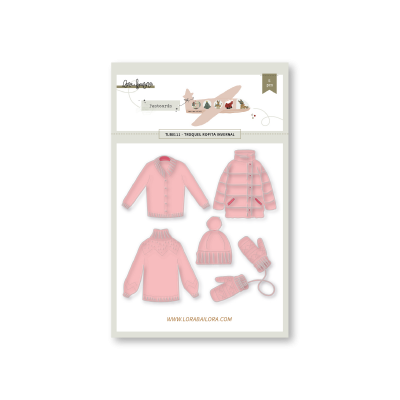 Conjunto de roupa infantil rosa com camisola, casaco, camisa, gorro e luvas em fundo branco