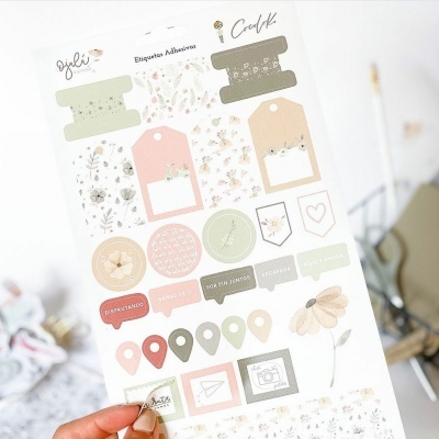 Folha de etiquetas adesivas coloridas com temas florais e textos em português