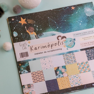 Bloco para scrapbook Karimópolis decorado com tema cósmico e faixa rosa com texto