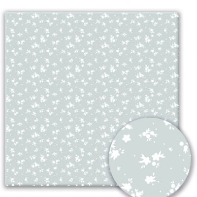 Tecido cinza claro com flores brancas pequenas e padrão floral