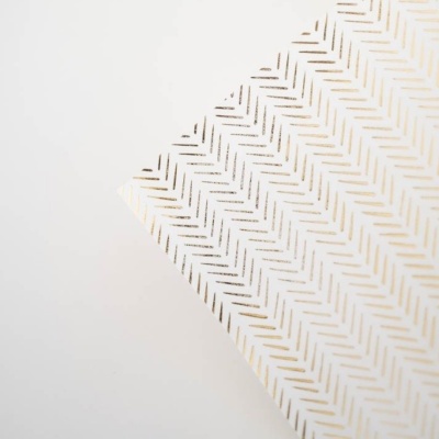 Papel de embrulho branco com padrão dourado geométrico