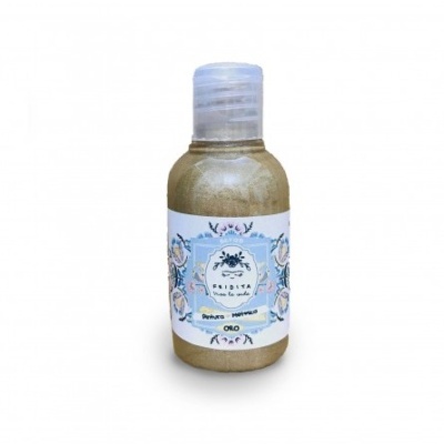 Frasco pequeno de plástico com líquido dourado e etiqueta decorativa azul e branca