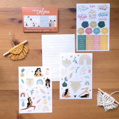 Autocolantes de yoga e macramê sobre mesa de madeira