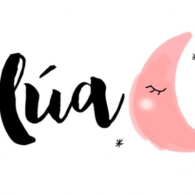 Logotipo com a palavra Alúa id e uma lua cor-de-rosa