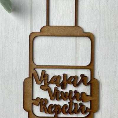 Decoração em forma de mala de viagem em madeira com texto integrado