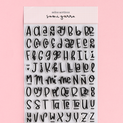 Selos acrílicos com letras do alfabeto em embalagem com rótulo, fundo rosa