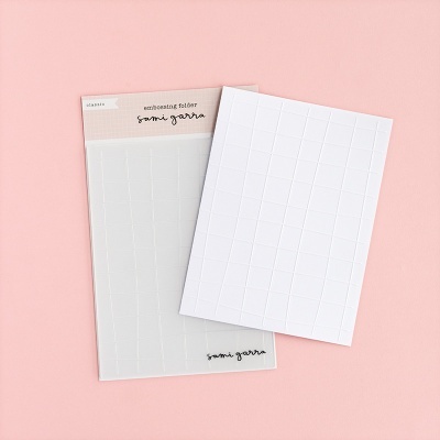 Conjuntos de felpos adesivos brancos quadrados em embalagem e fora dela sobre fundo rosa