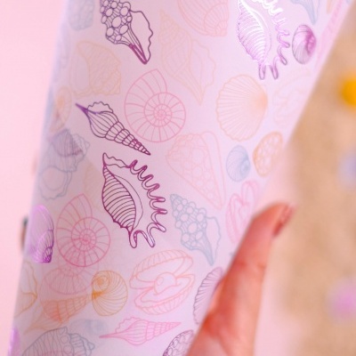 Copo branco com padrão de conchas coloridas