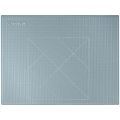 Tapete de corte azul claro com grelha branca e marcações geometricas