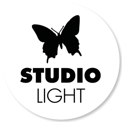 Logotipo circular branco com uma borboleta preta e texto STUDIO LIGHT em preto