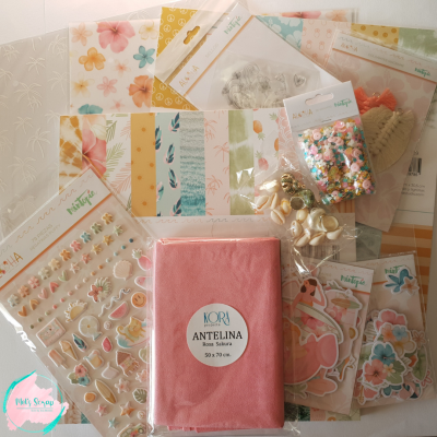 Artigos para artesanato e scrapbooking com papéis, adesivos e tecido rosa Sakura.