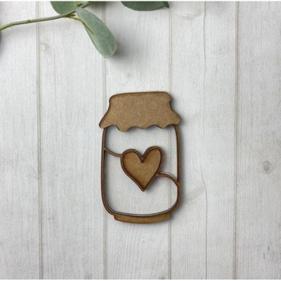 Objeto decorativo de madeira em forma de frasco com coração recortado