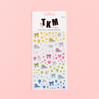 Conjunto de autocolantes coloridos com desenhos de ténis, corações e outros símbolos sobre fundo branco