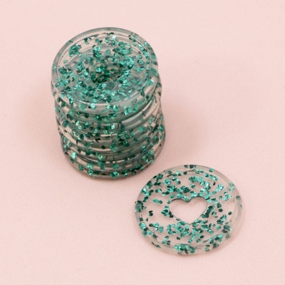 Botões redondos transparentes com glitter verde e coração recortado no centro