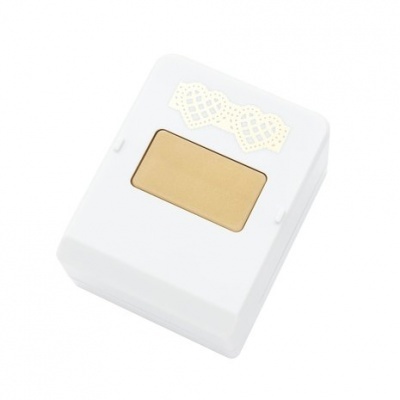 Máquina perfuradora de papel branca com botão dourado e decoração de coração dourado